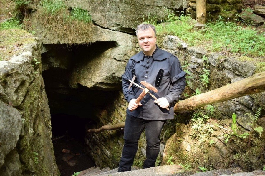 wanderfuehrer-falk-findeisen-an-der-stuelpner-hoehle-im-greifensteinwald